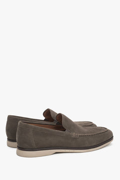 Dunkelbraune Estro Herren-Mokassins aus Velours, ideal für elegante Casual-Looks.