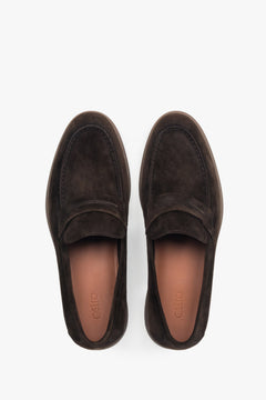 Draufsicht auf die Innensohle aus 100% Echtleder der dunkelbraunen Schuhe.