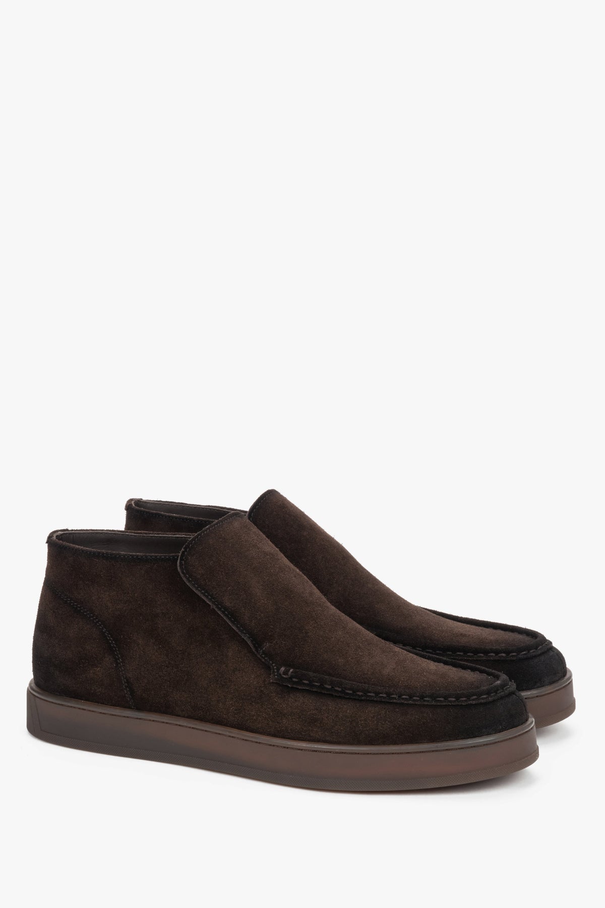 Schräge Seitenansicht der dunkelbraunen Slip-on-Mokassins für Herren auf hellem Hintergrund