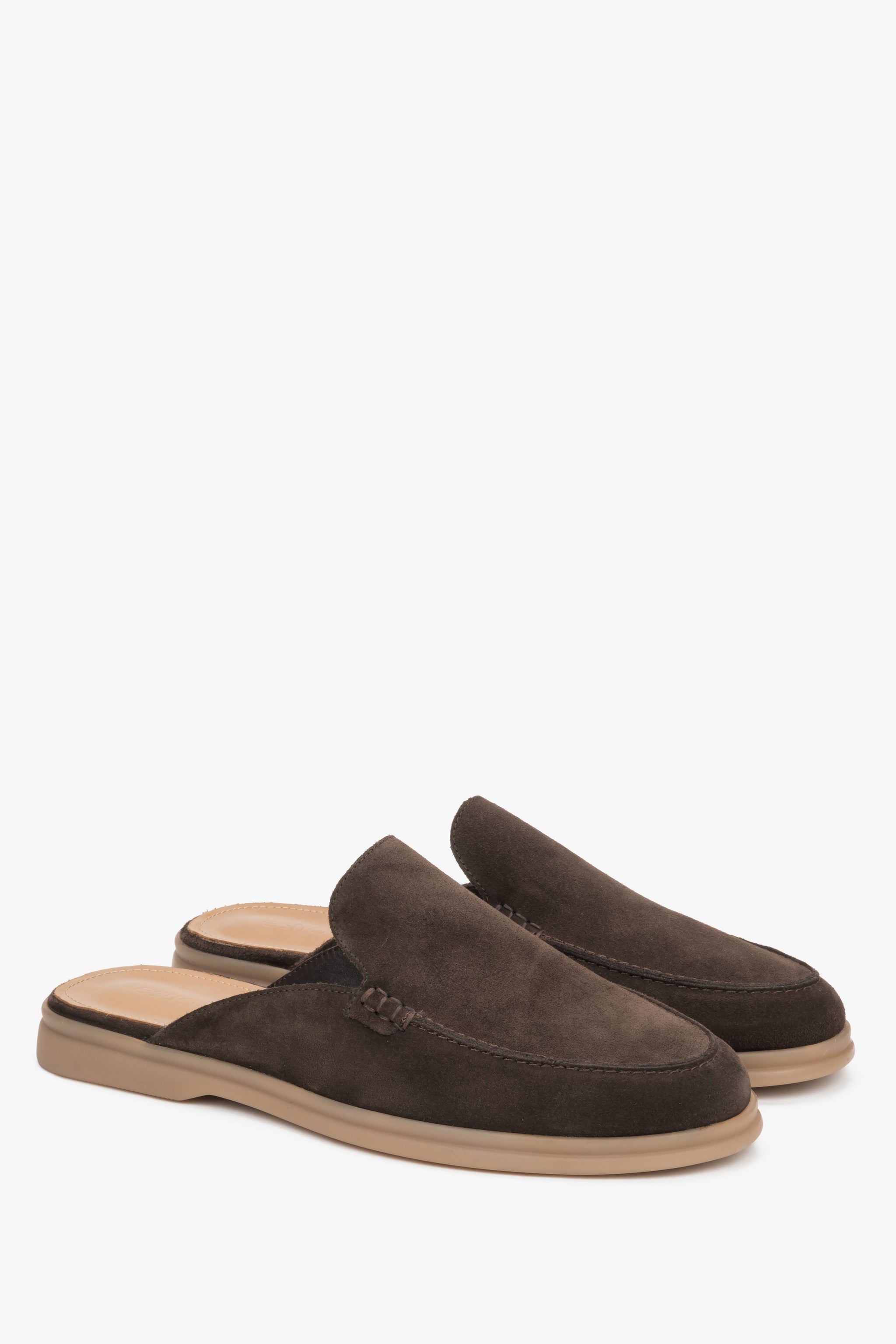 Schräge Seitenansicht der dunkelbraunen Herren-Mules aus italienischem Premium-Velours.