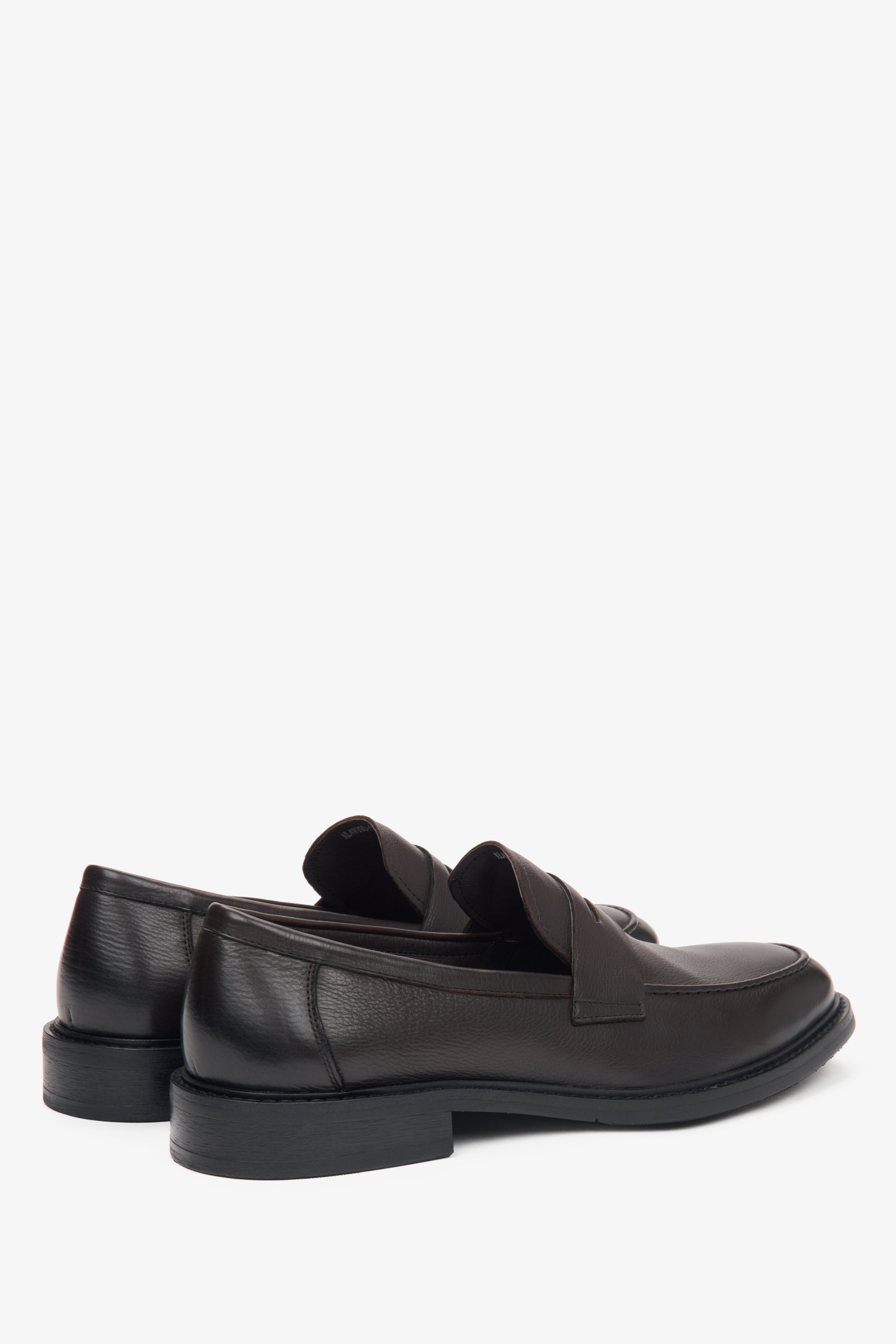 Estro Penny Loafer in Dunkelbraun auf weißem Hintergrund Estro ER00115808