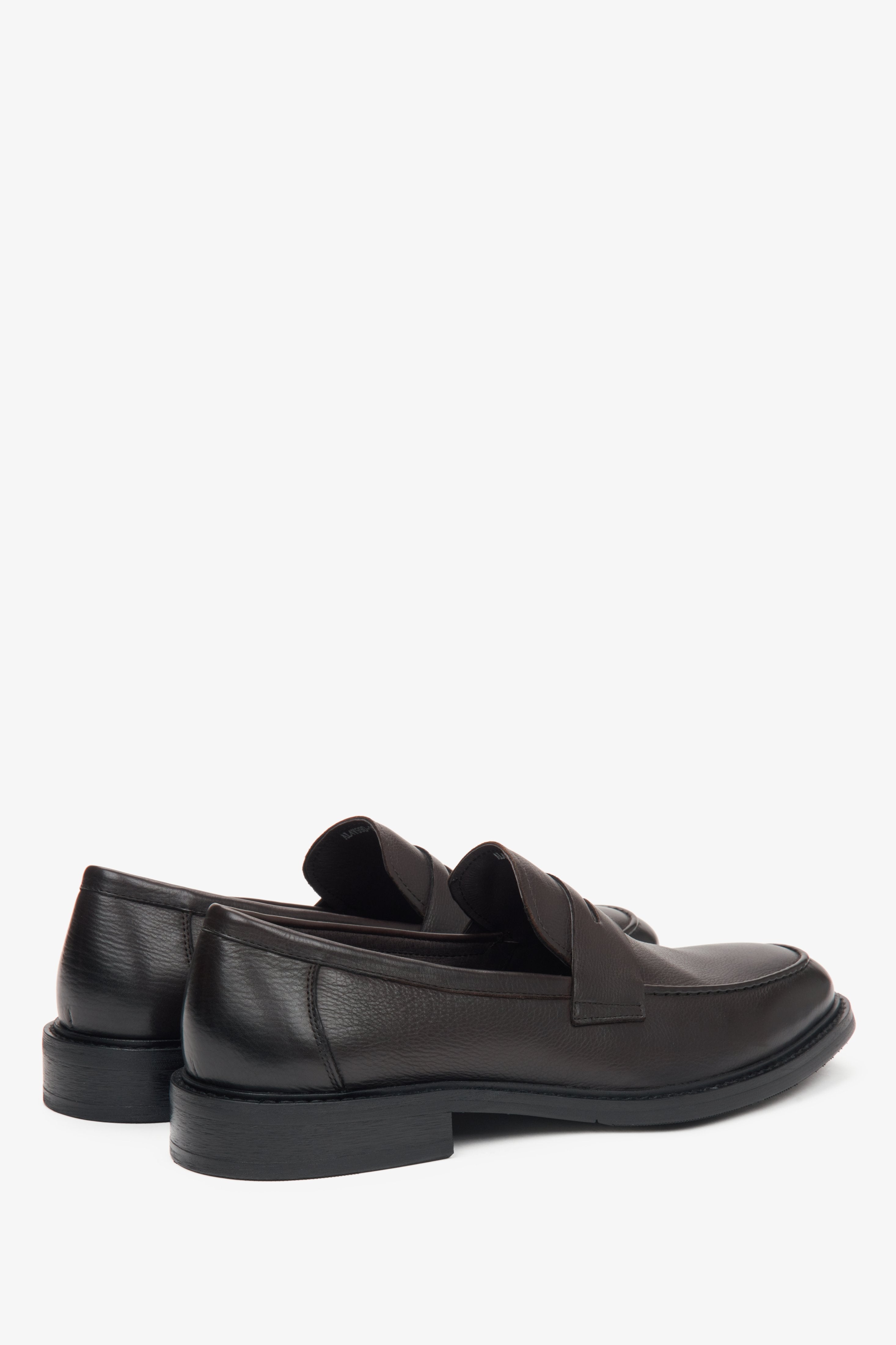 Estro Penny Loafer in Dunkelbraun auf weißem Hintergrund Estro ER00115808