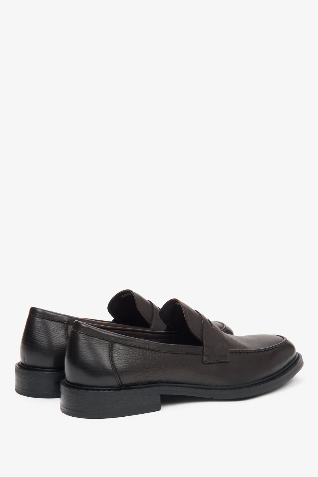 Estro Penny Loafer in Dunkelbraun auf weißem Hintergrund Estro ER00115808