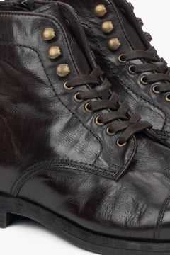 Herren-Schnürstiefeletten aus sattelbraunem Leder von Estro – Details.