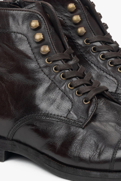 Herren-Schnürstiefeletten aus sattelbraunem Leder von Estro – Details.