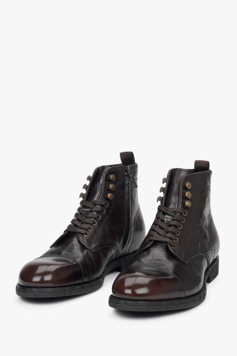 Sattelbraune Herren-Schnürstiefeletten aus Leder von Estro – Nahaufnahme der Schuhspitze.
