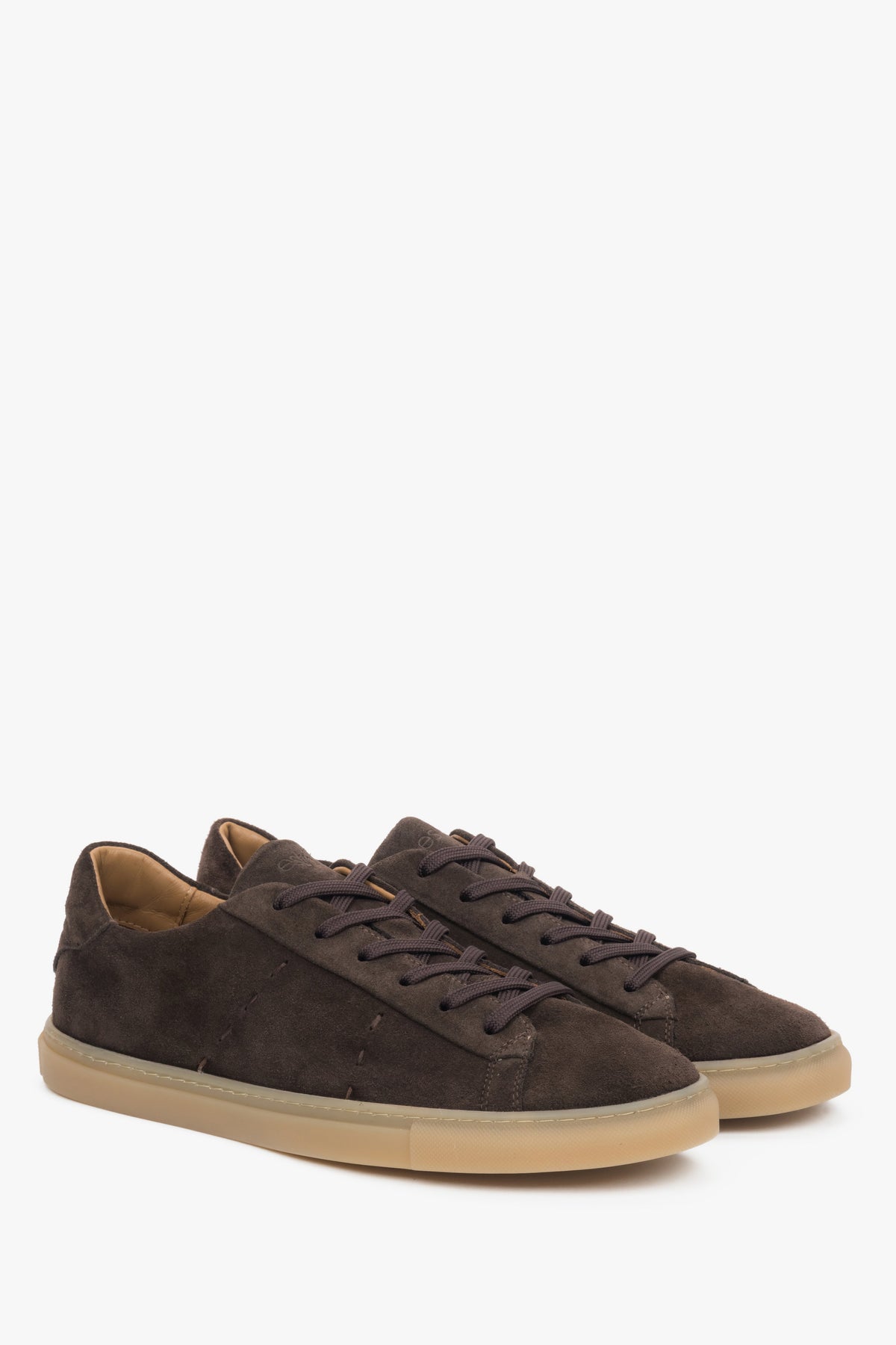 Seitenansicht der dunkelbraunen Herren-Sneaker aus natürlichem Velours.