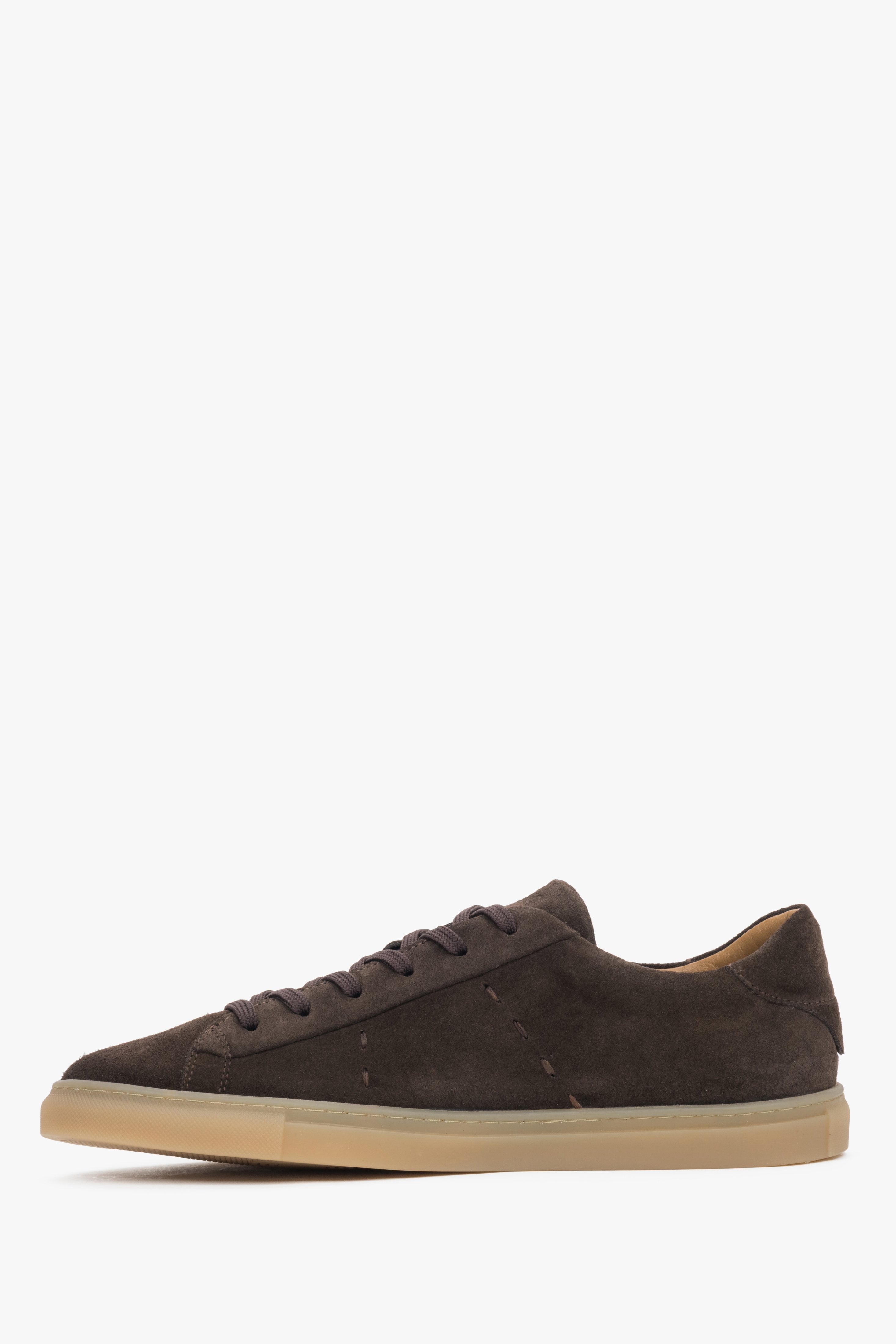 Dunkelbraune Sneaker für Herren mit Schnürung und flexibler Sohle.