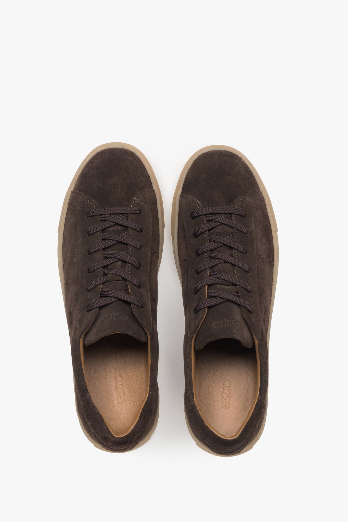 Draufsicht auf dunkelbraune Herren-Sneaker aus Premium-Velours von Estro.