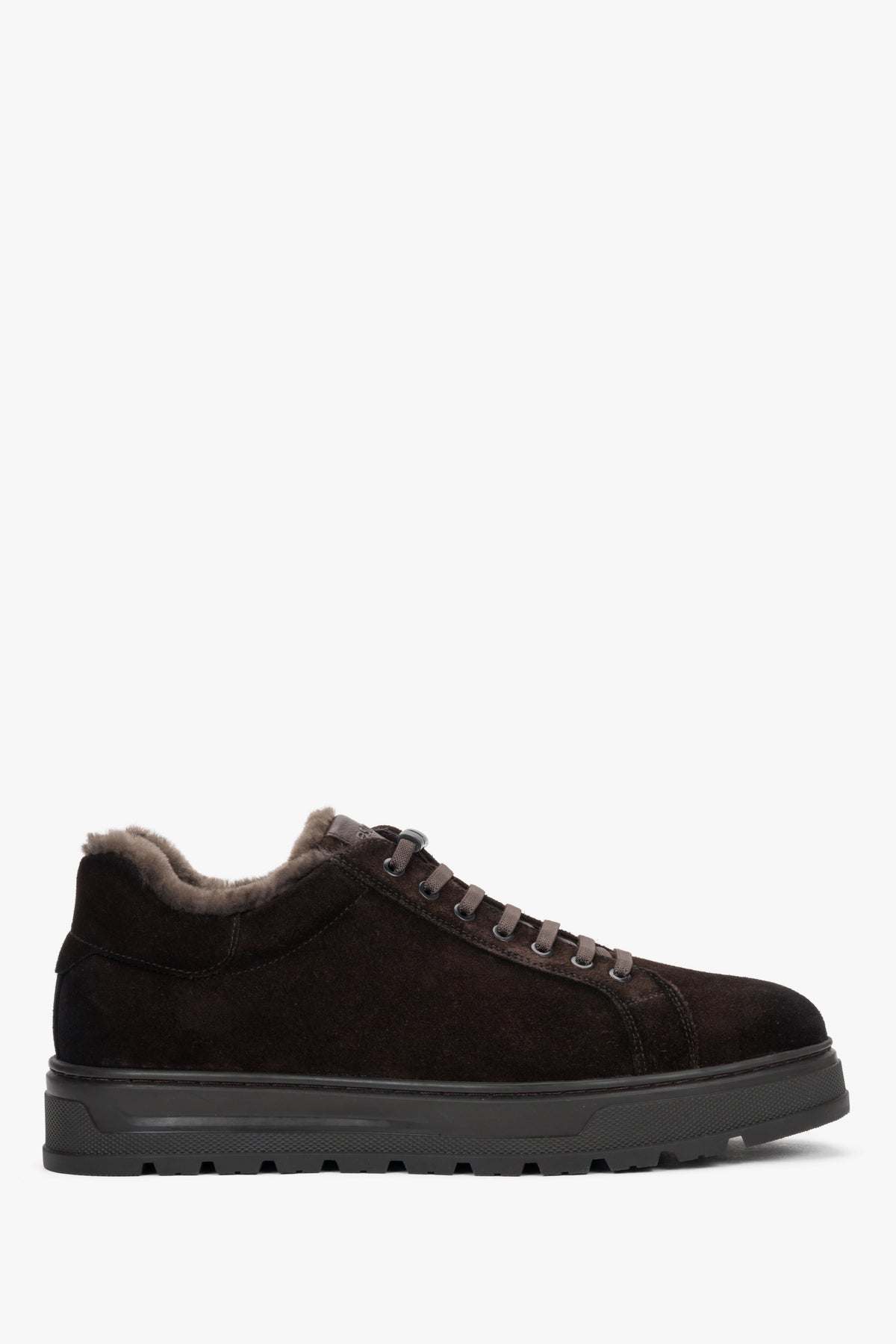 Reines Seitenprofil des linken dunkelbraunen Herren-Sneakers aus echtem Veloursleder von Estro