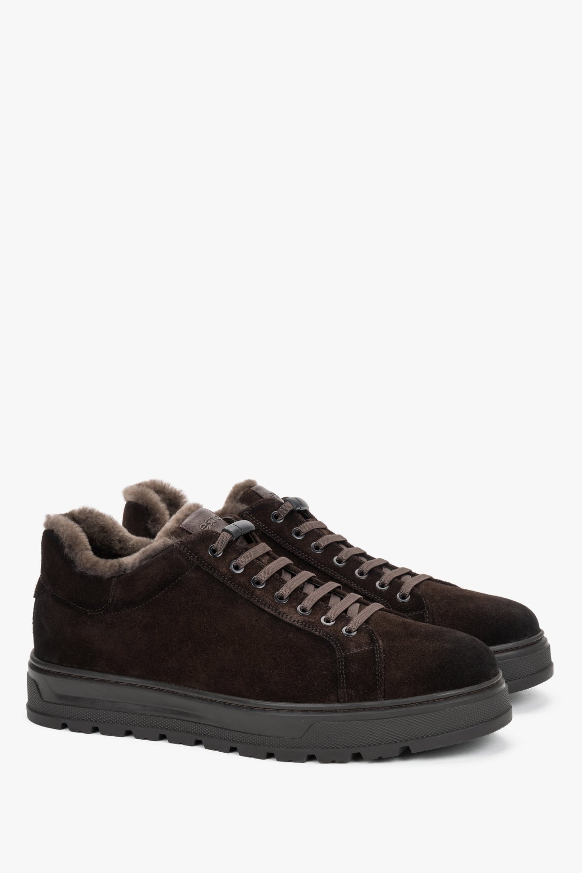 Diagonale Seitenansicht des rechten dunkelbraunen Wintersneakers für Herren