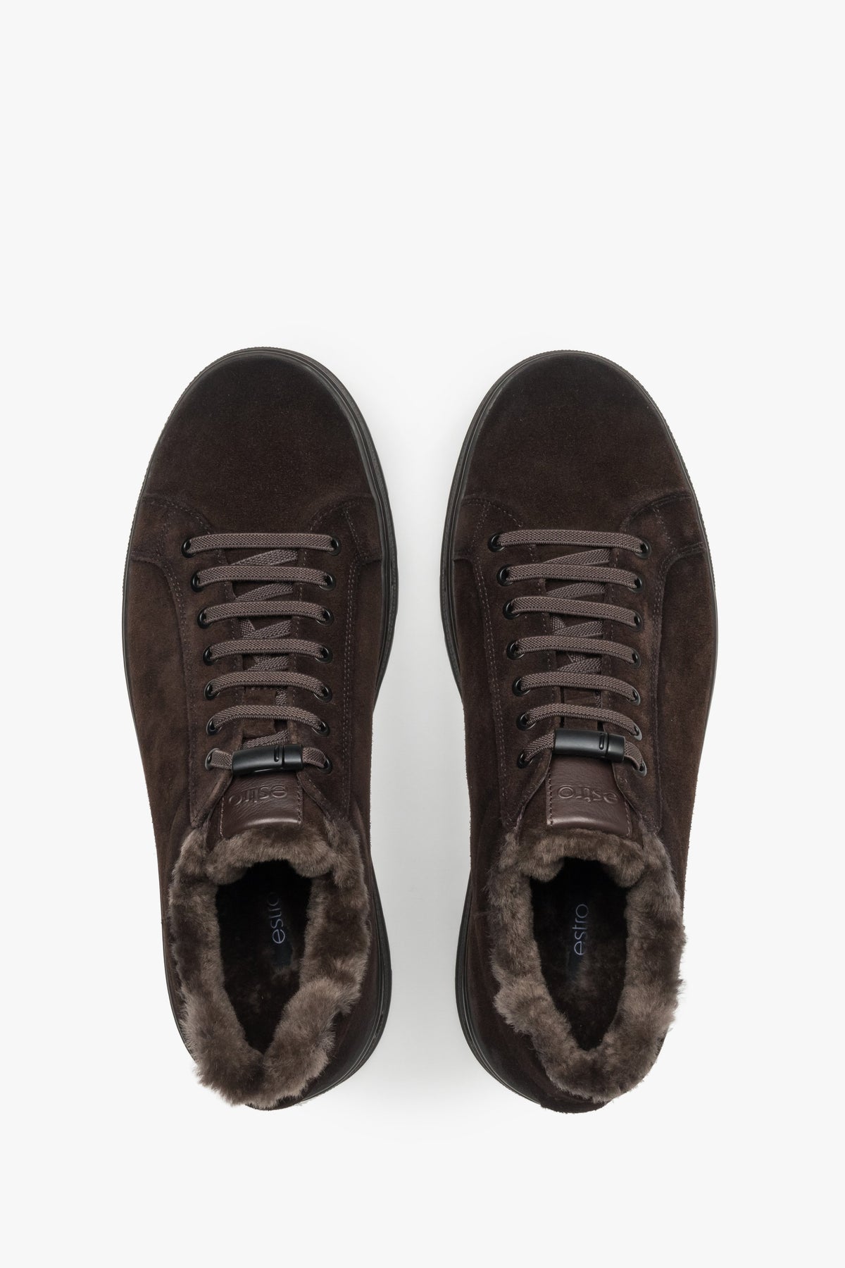 Draufsicht auf das Paar dunkelbrauner Herren-Sneaker zur Veranschaulichung des Warmfutters