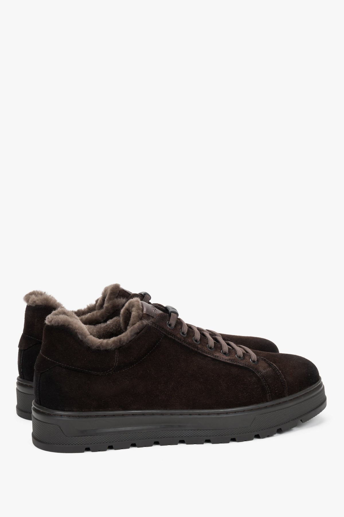 Diagonale Rückansicht des dunkelbraunen Velours-Sneakers mit sichtbarer Schnürung