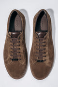 Draufsicht auf das Paar dunkelbrauner Herren-Sneaker aus weichem Veloursleder.