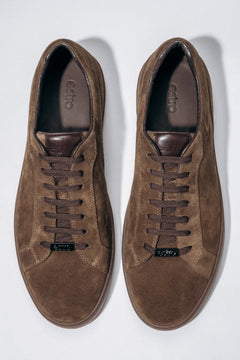 Draufsicht auf das Paar dunkelbrauner Herren-Sneaker aus weichem Veloursleder.