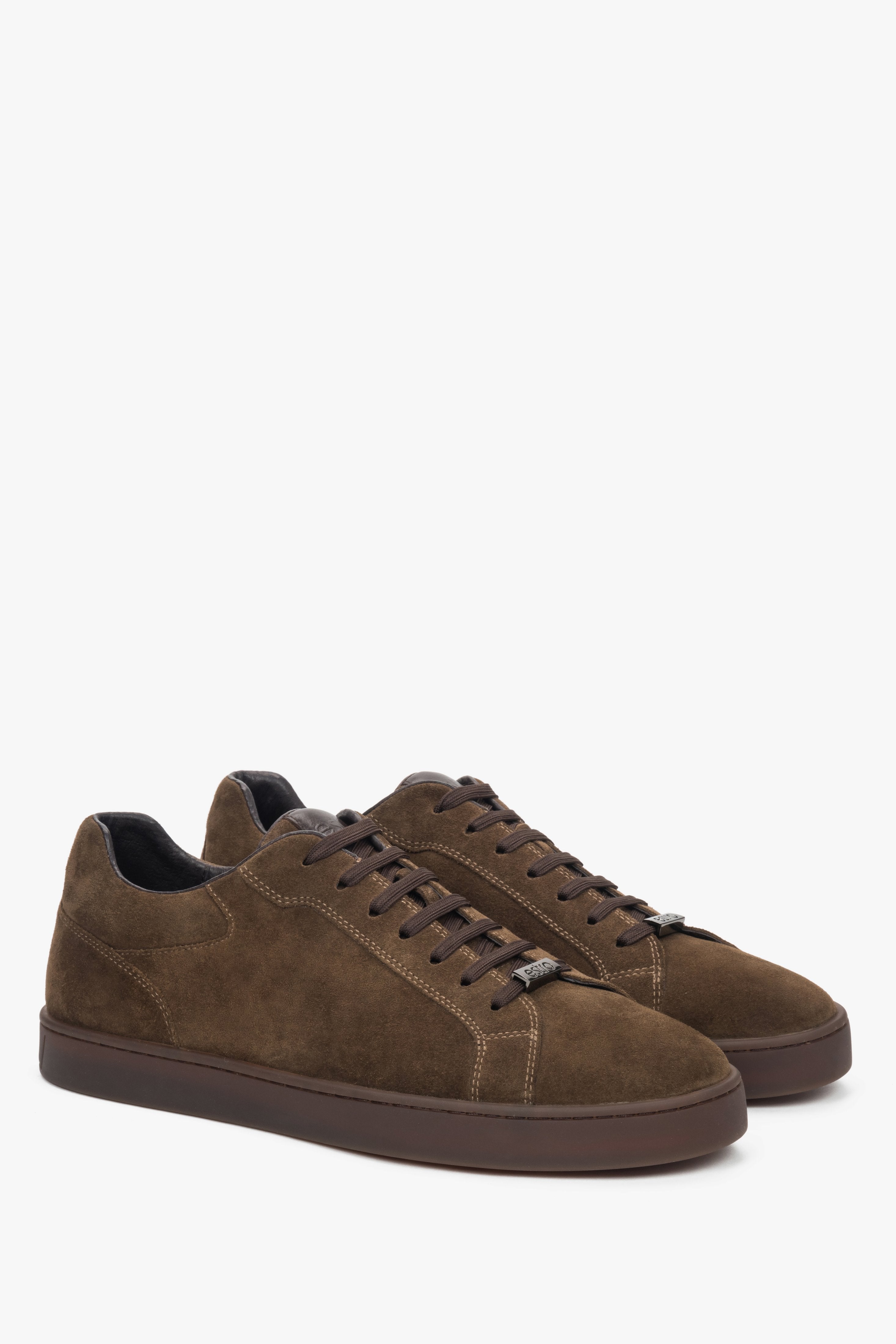 Schräge Ansicht der dunkelbraunen Herren-Sneaker mit klassischer Schnürung.