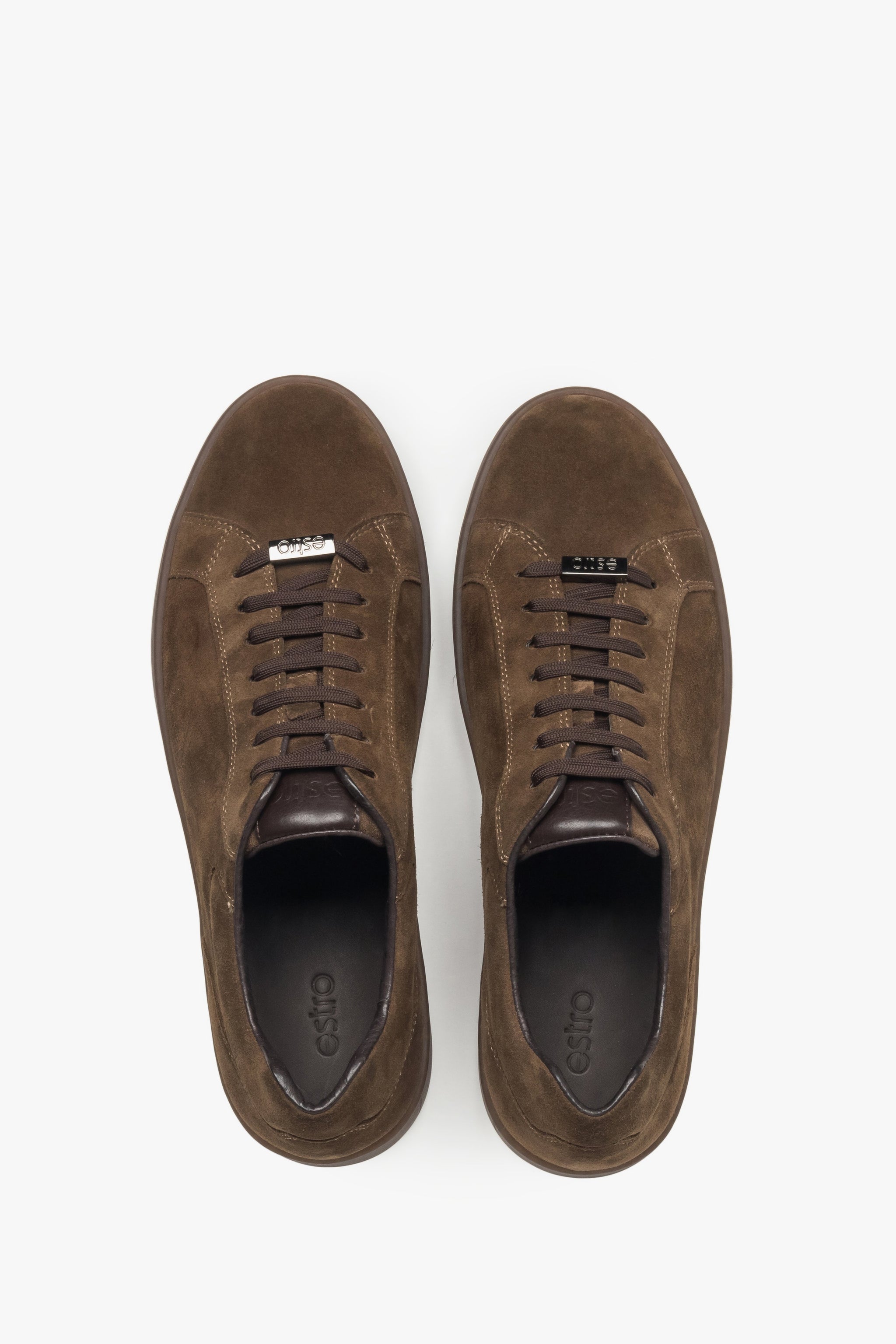 Draufsicht auf die klassischen dunkelbraunen Sneaker für Herren von Estro.