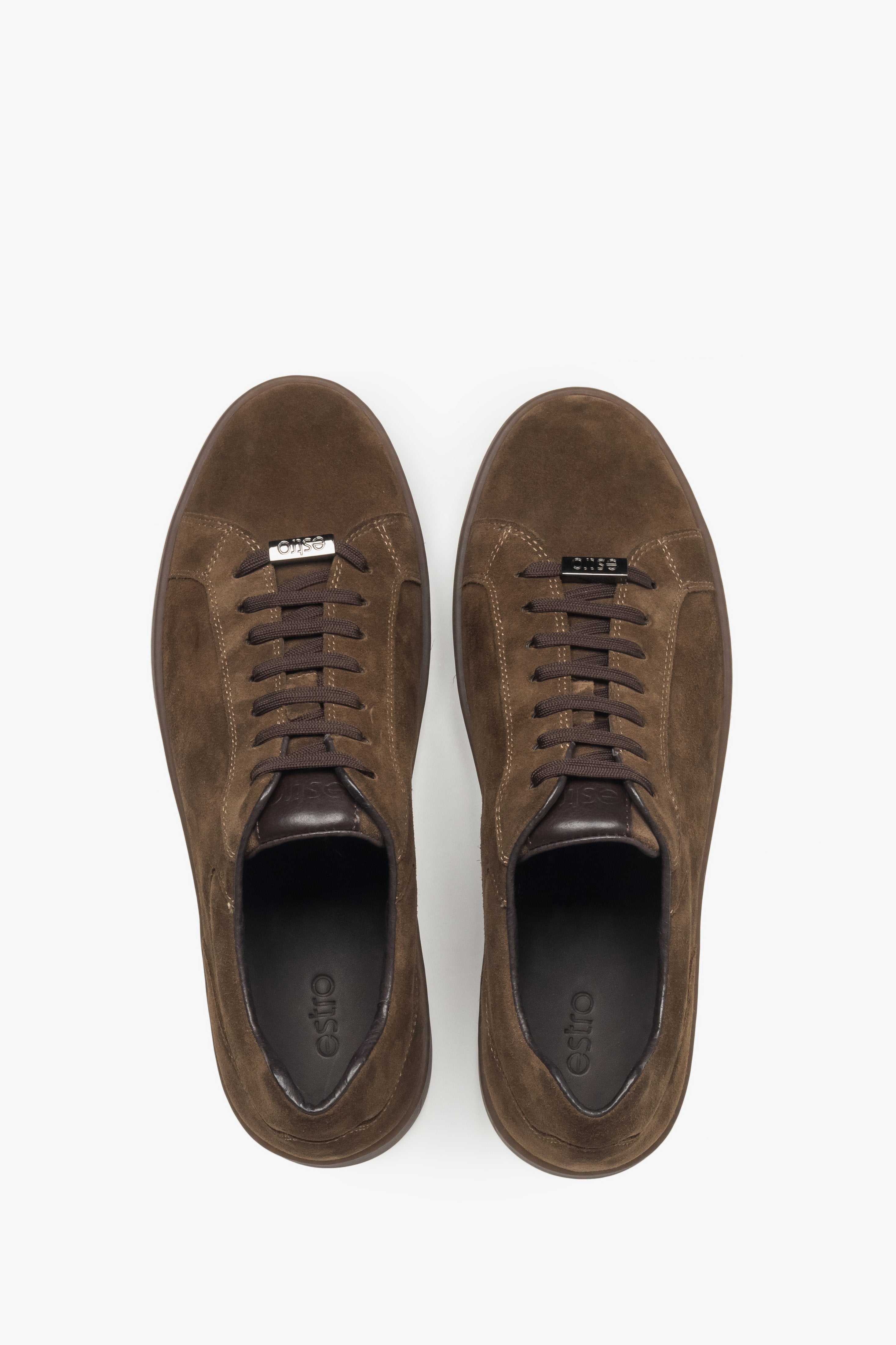 Draufsicht auf die klassischen dunkelbraunen Sneaker für Herren von Estro.
