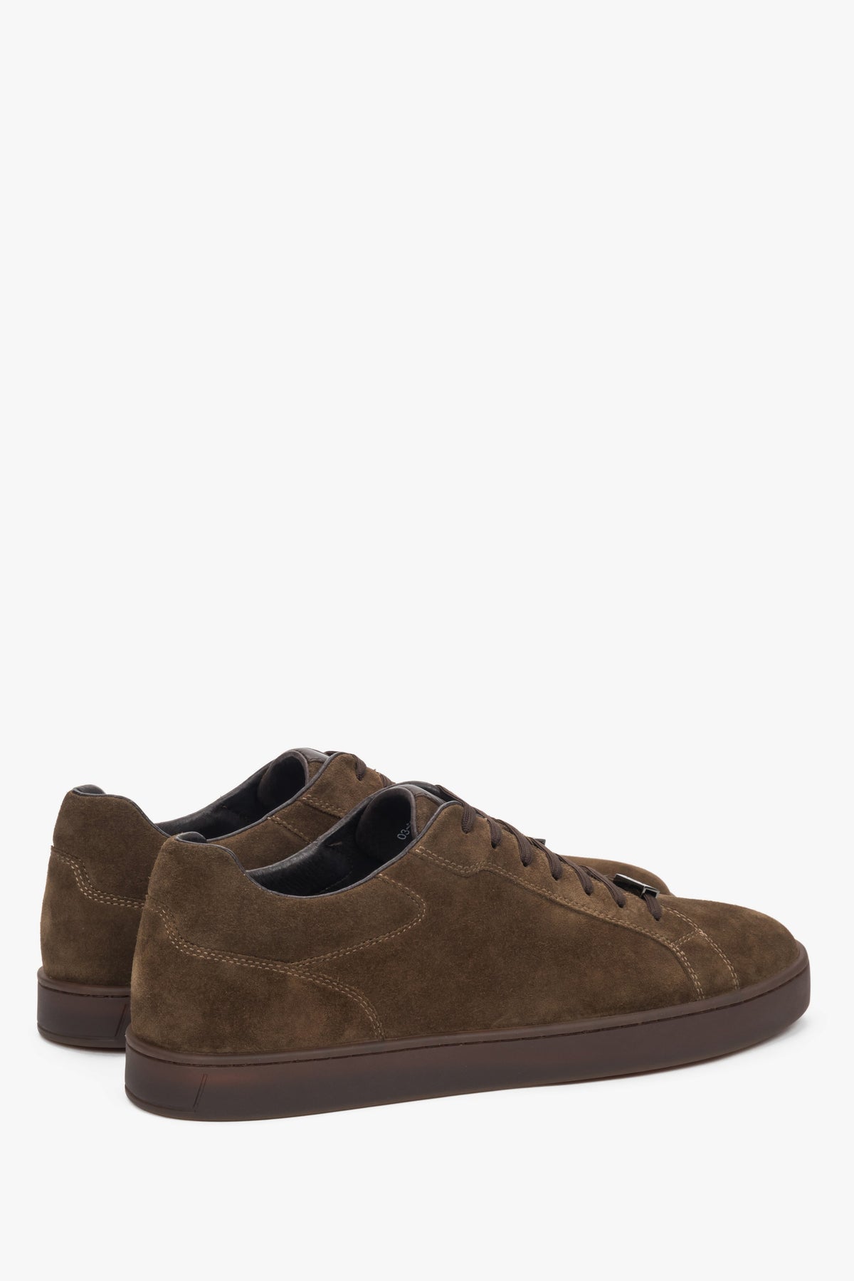 Andere schräge Ansicht des sportlich-eleganten dunkelbraunen Herren-Sneakers.