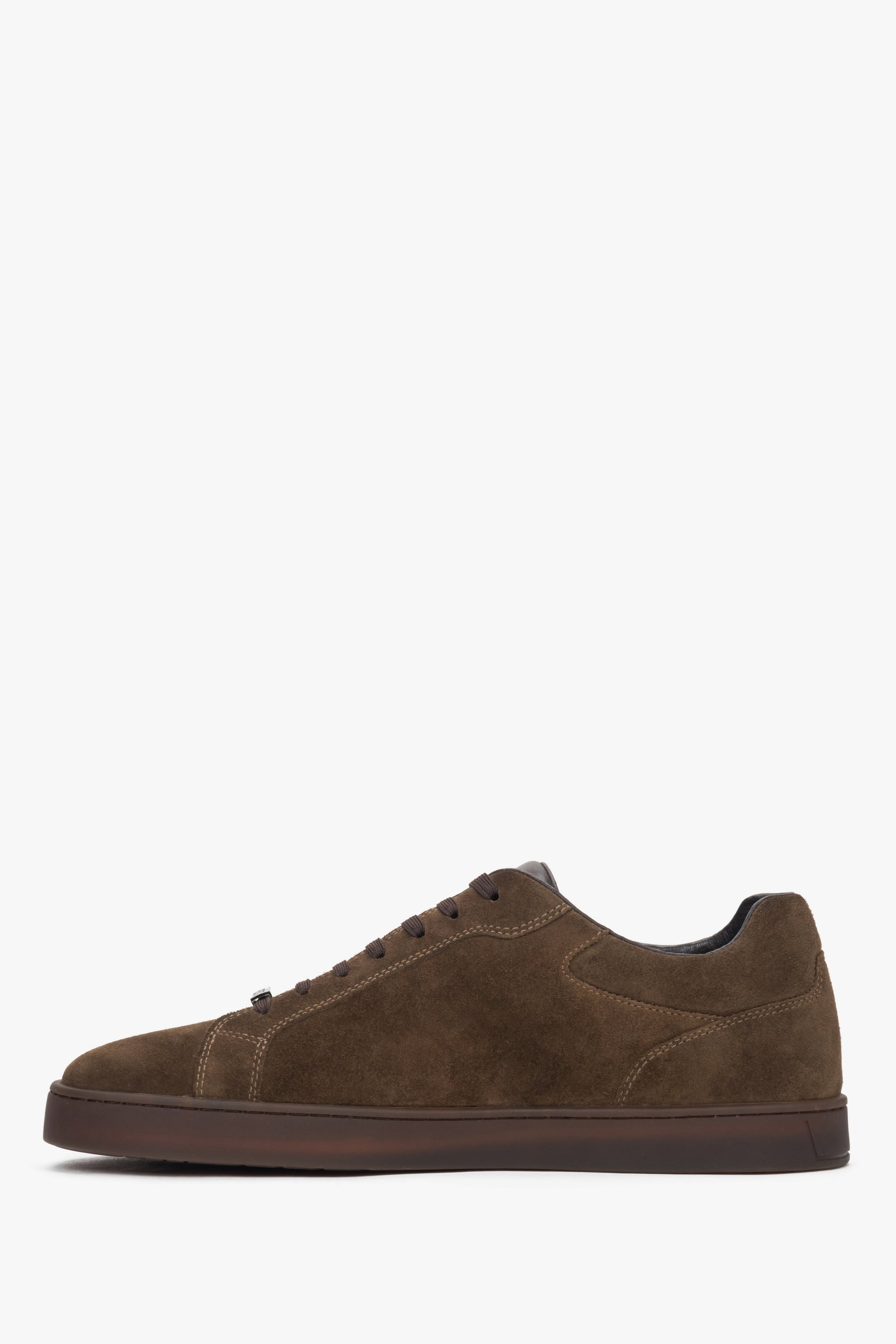 Flache Seitenansicht der anderen Seite des dunkelbraunen Veloursleder-Sneakers.