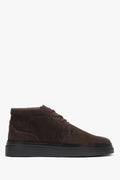 Flaches Seitenprofil der dunkelbraunen Herren-Stiefeletten aus Premium-Velours