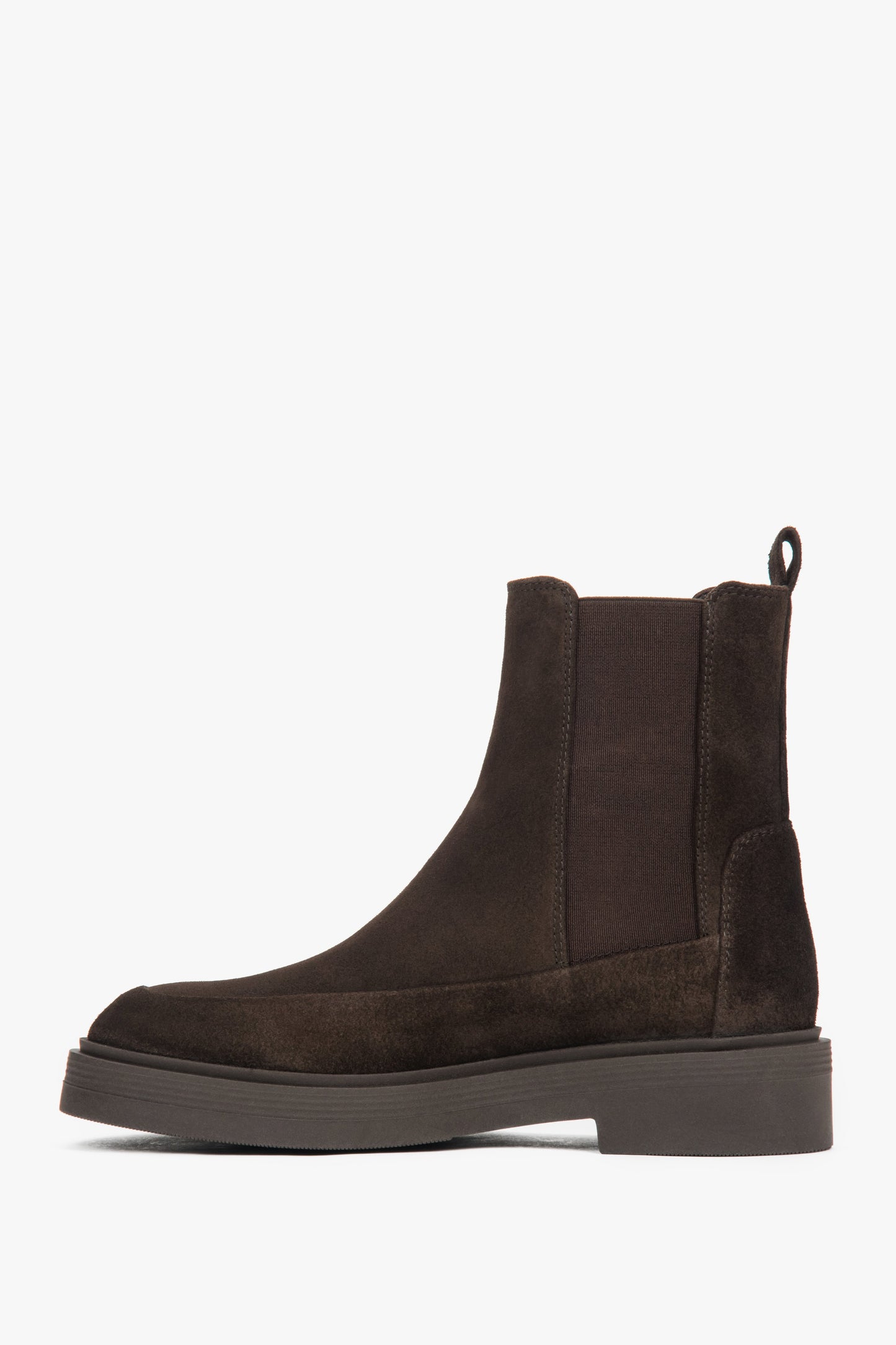 Flache Profilansicht der dunkelbraunen, hohen Velours-Chelsea-Boots für Damen mit Plattformsohle 