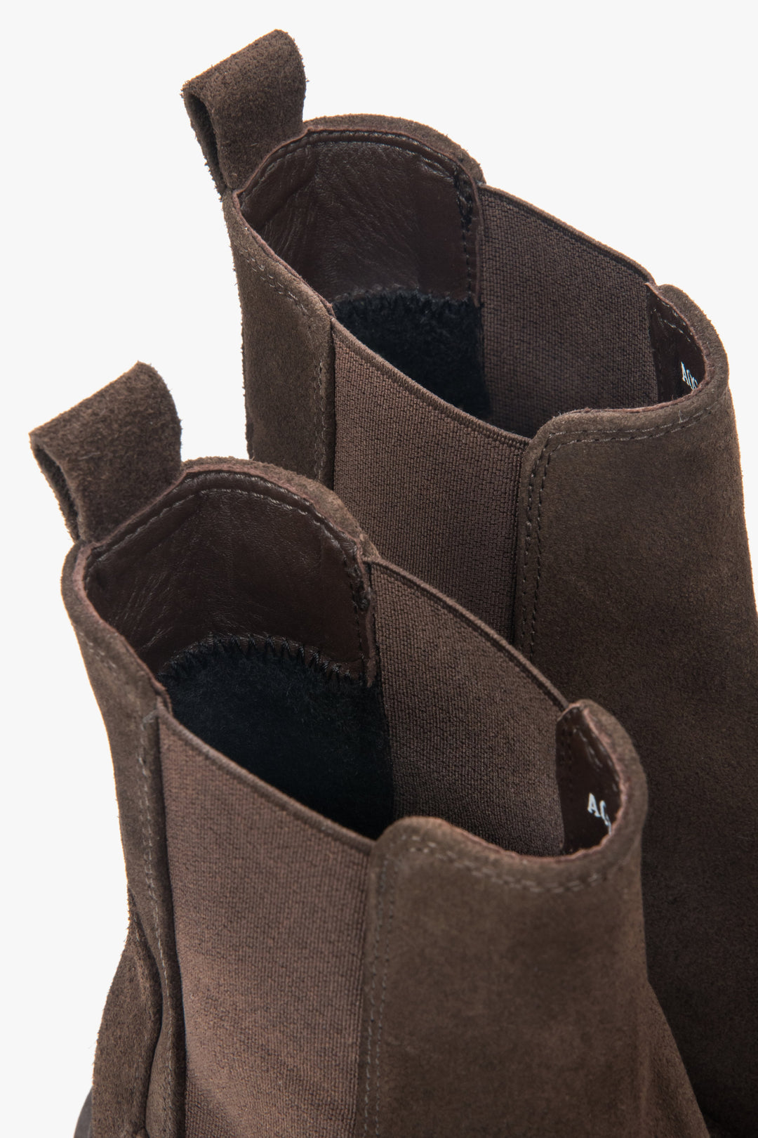 Nahaufnahme der oberen Schaftpartie der dunkelbraunen Chelsea-Boots, die die praktische Zuglasche, den elastischen Gummieinsatz und einen Blick auf das weiche Flanellfutter zeigt