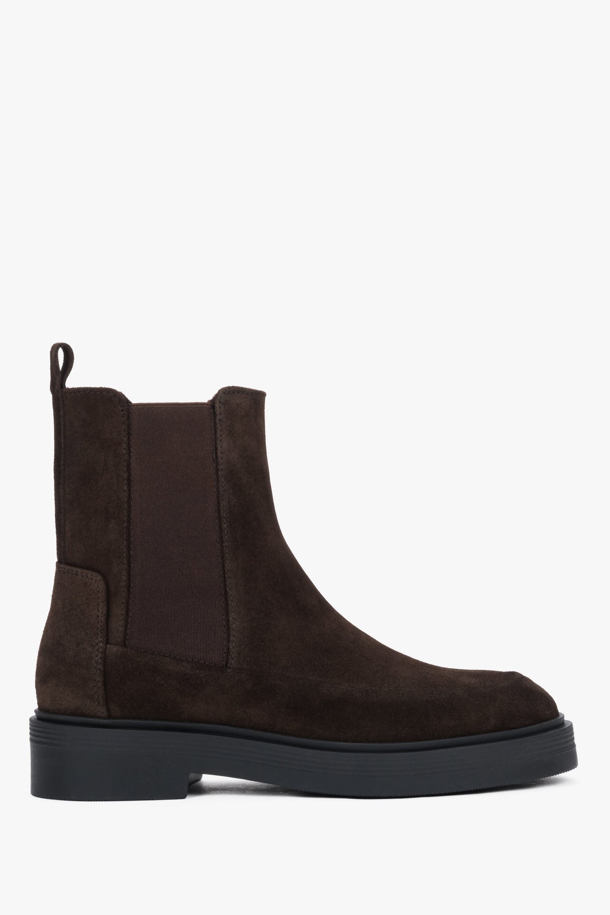 Profilansicht der dunkelbraunen Damen-Chelsea-Boots aus Veloursleder mit kontrastierender schwarzer Sohle