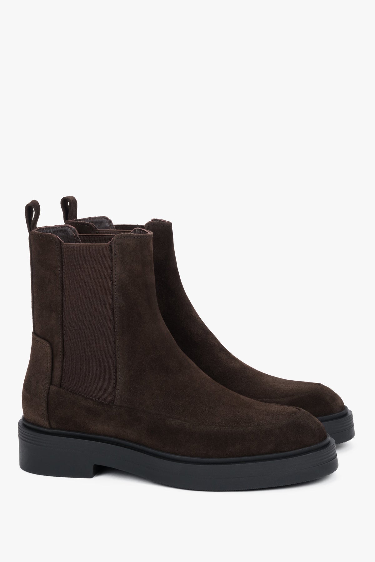 Schräge Seitenansicht des Paares hoher dunkelbrauner Velours-Chelsea-Boots mit runder Karree-Spitze