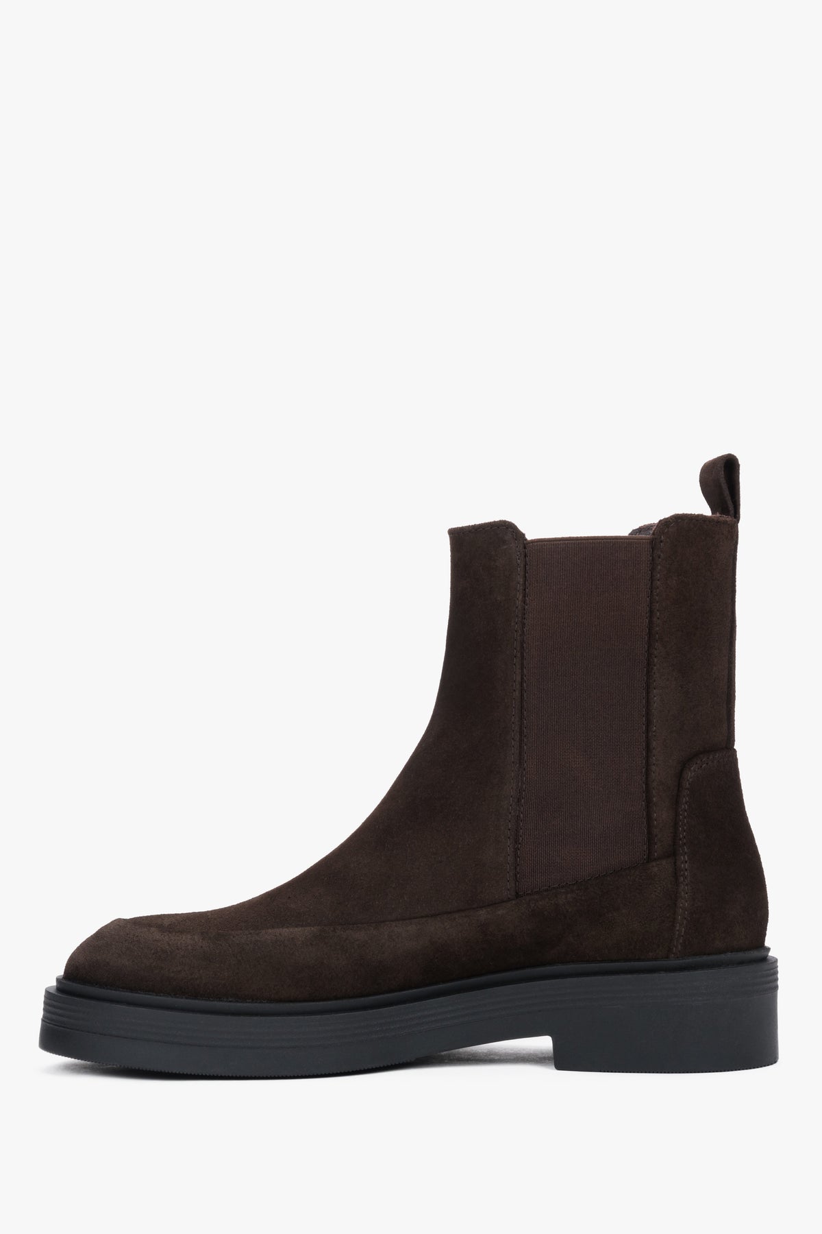 Klassische Seitenansicht des rechten dunkelbraunen Velours-Boots mit breitem elastischem Gummieinsatz
