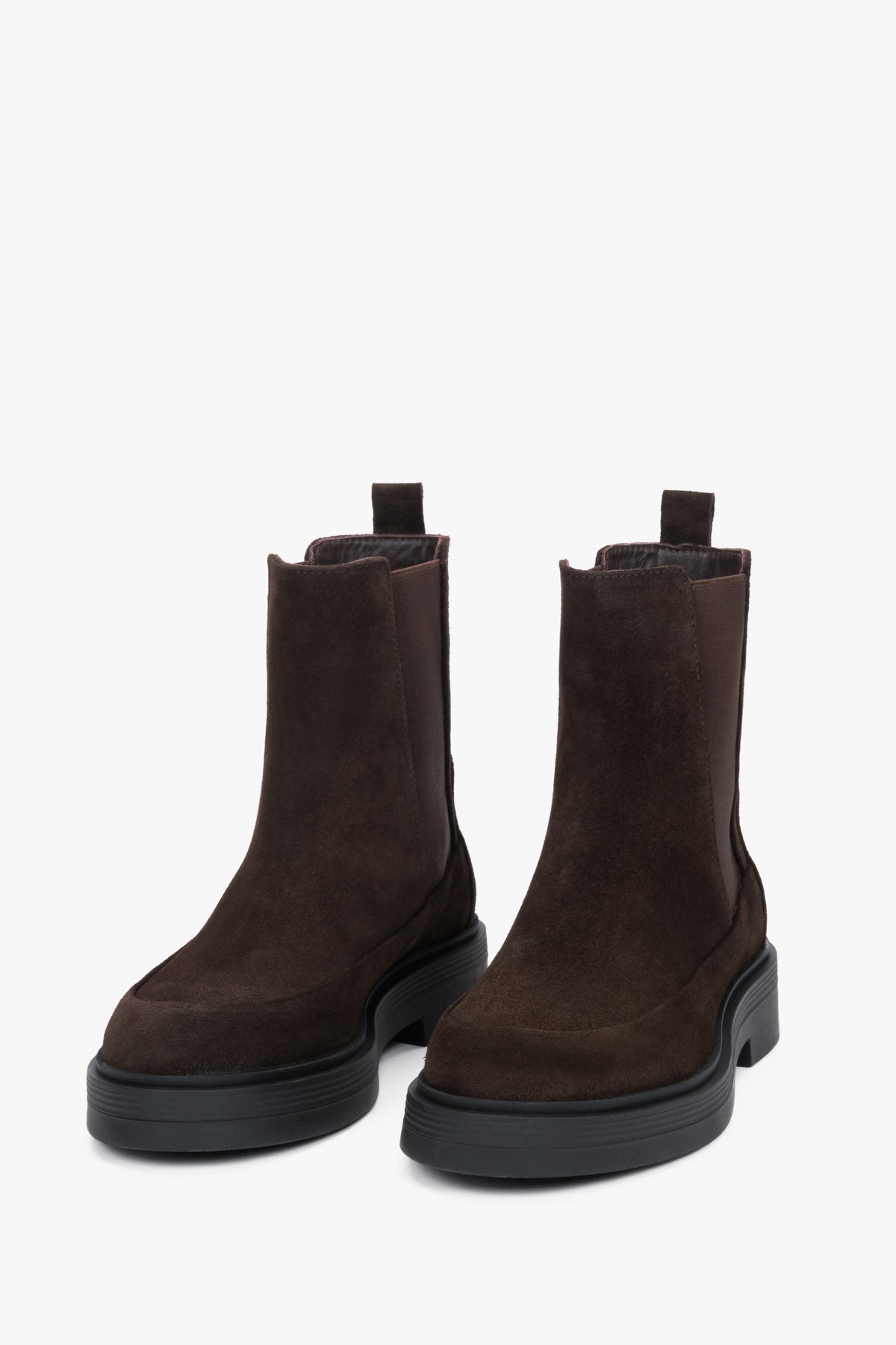 Frontale Ansicht des Paares hoher dunkelbrauner Chelsea-Boots auf einer schwarzen TR-Sohle