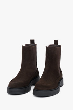 Frontale Ansicht des Paares hoher dunkelbrauner Chelsea-Boots auf einer schwarzen TR-Sohle