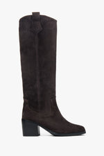 Flache Profilansicht der Außenseite der dunkelbraunen Velours-Cowboyboots mit hohem Schaft und Blockabsatz