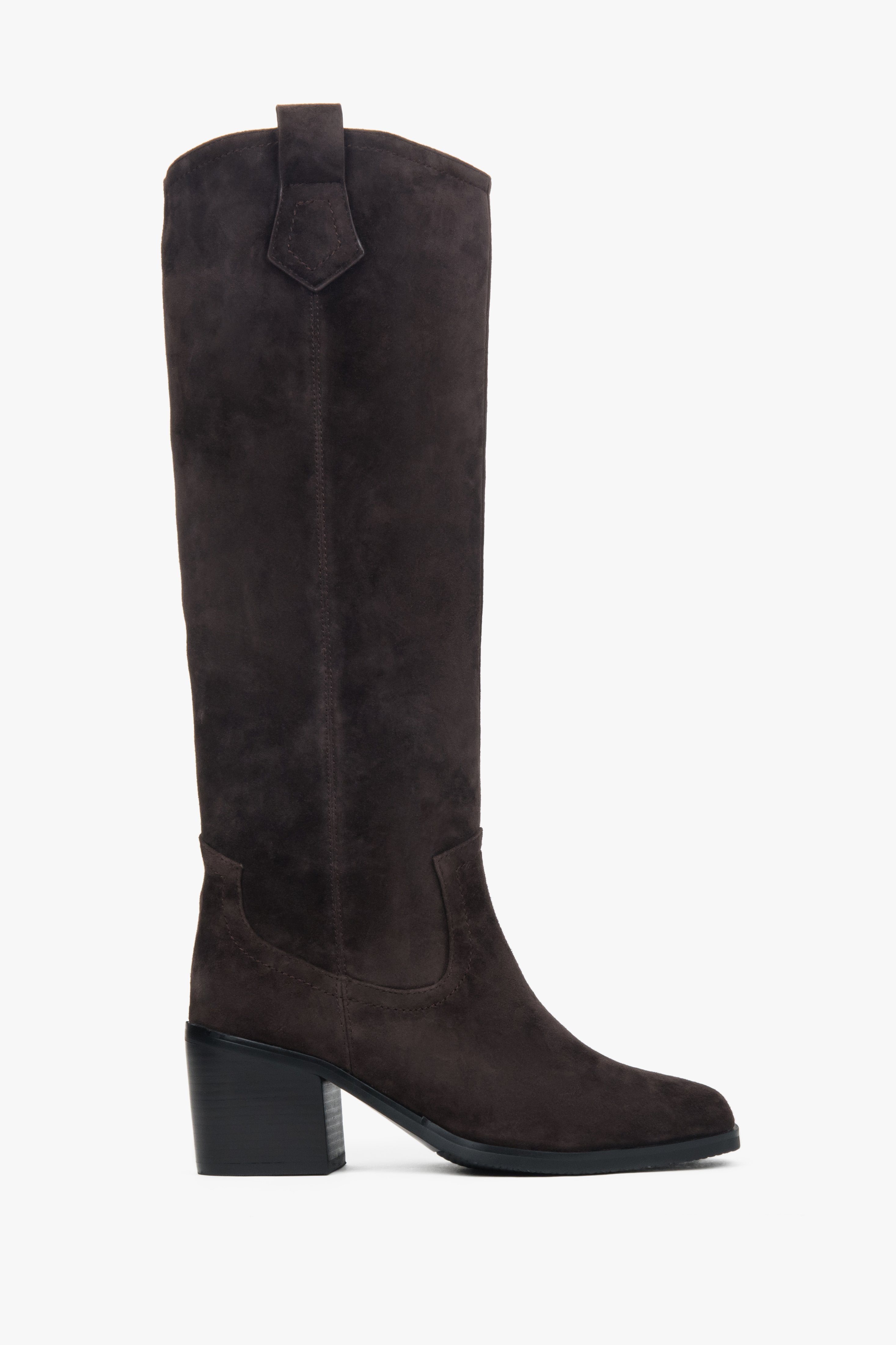 Flache Profilansicht der Außenseite der dunkelbraunen Velours-Cowboyboots mit hohem Schaft und Blockabsatz