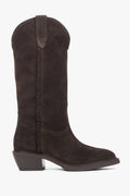 Seitenansicht der dunkelbraunen hohen Damen-Cowboystiefel aus Velours mit charakteristischem Absatz