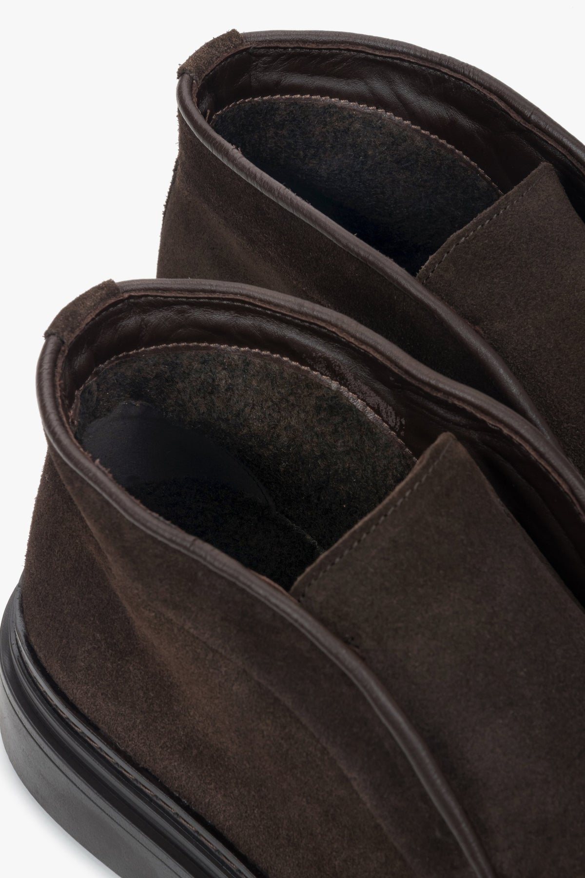 Nahaufnahme des Schafts der dunkelbraunen Herren-Mokassins aus Veloursleder mit sichtbarem, weichem Flanell-Futter