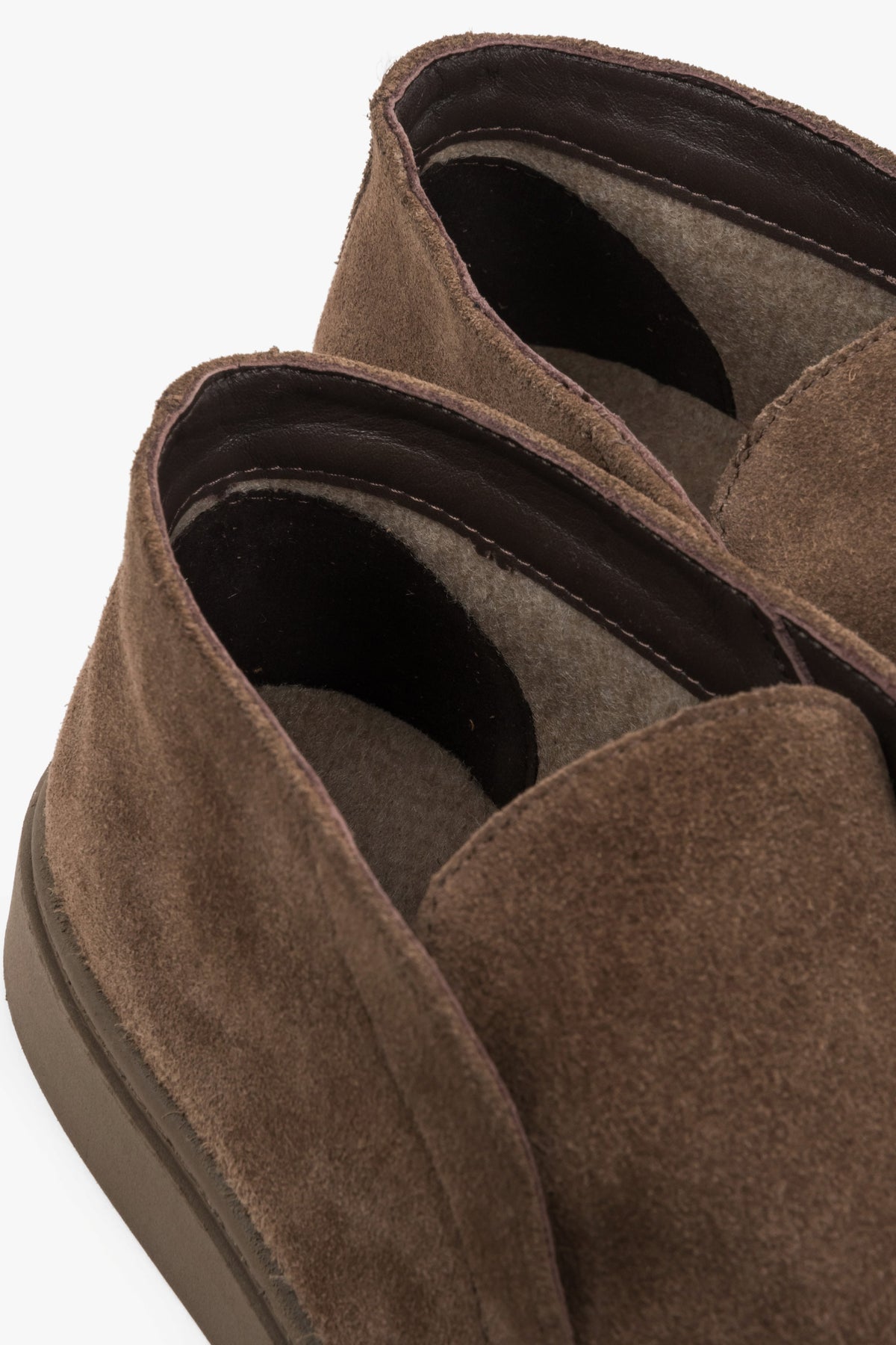 Detailansicht des weichen Flanell-Futters im Innenraum der Schuhe