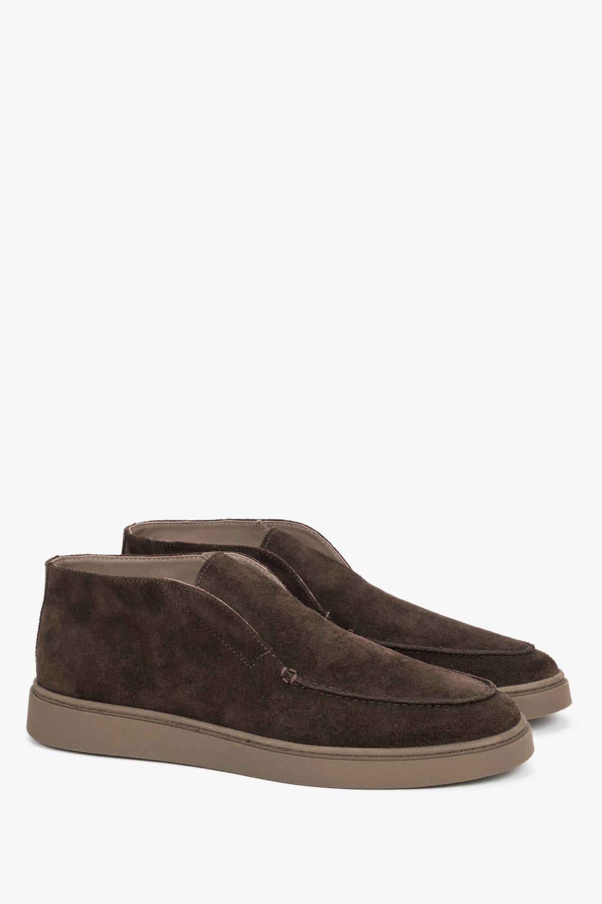 Schräge Seitenansicht des Paares hoher Slip-on-Mokassins aus italienischem Premium-Velours