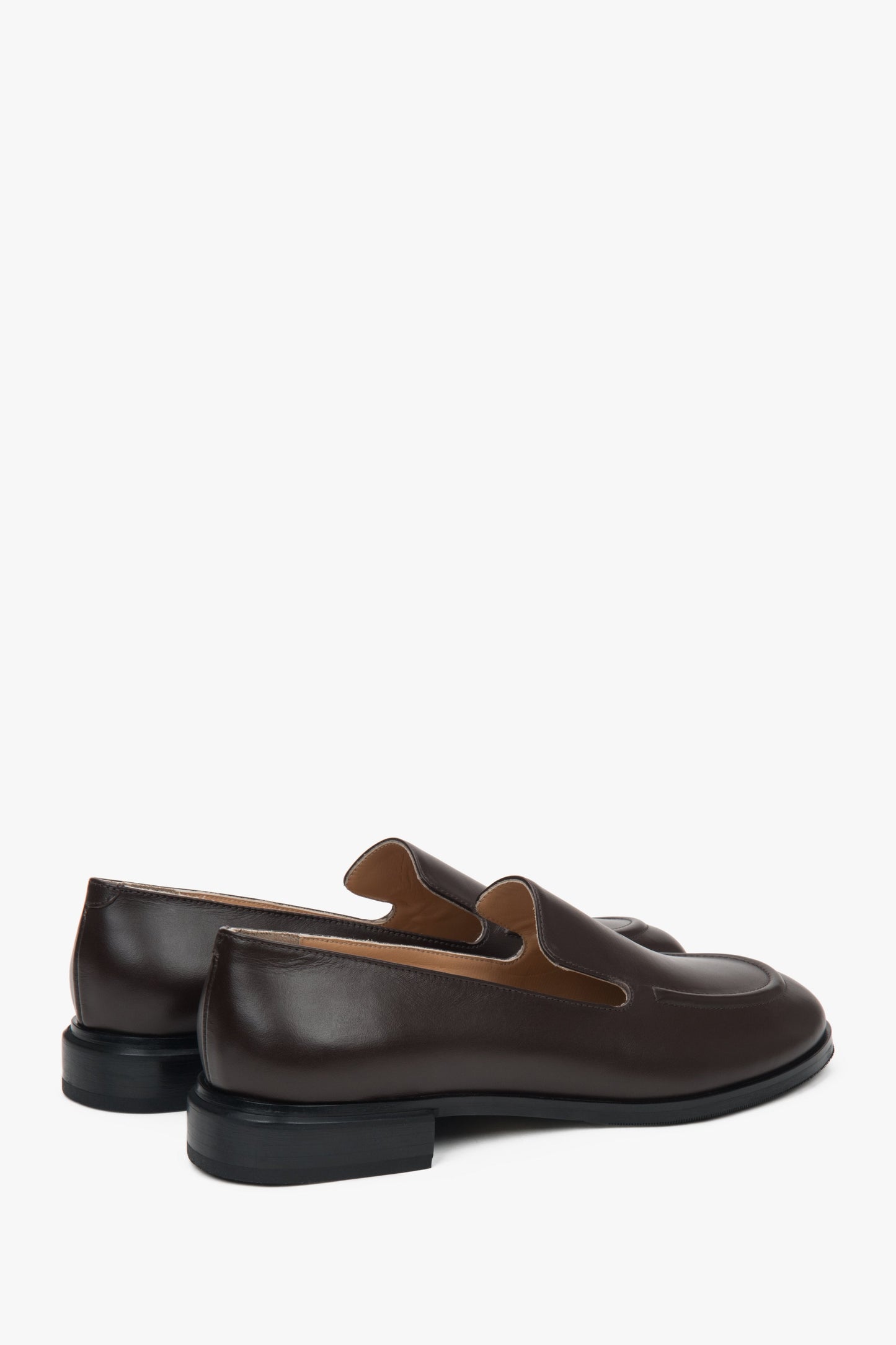 Bequeme und elegante Damen-Loafer von Estro in klassischem Dunkelbraun, aus Echtleder – Nahaufnahme des Absatzes.