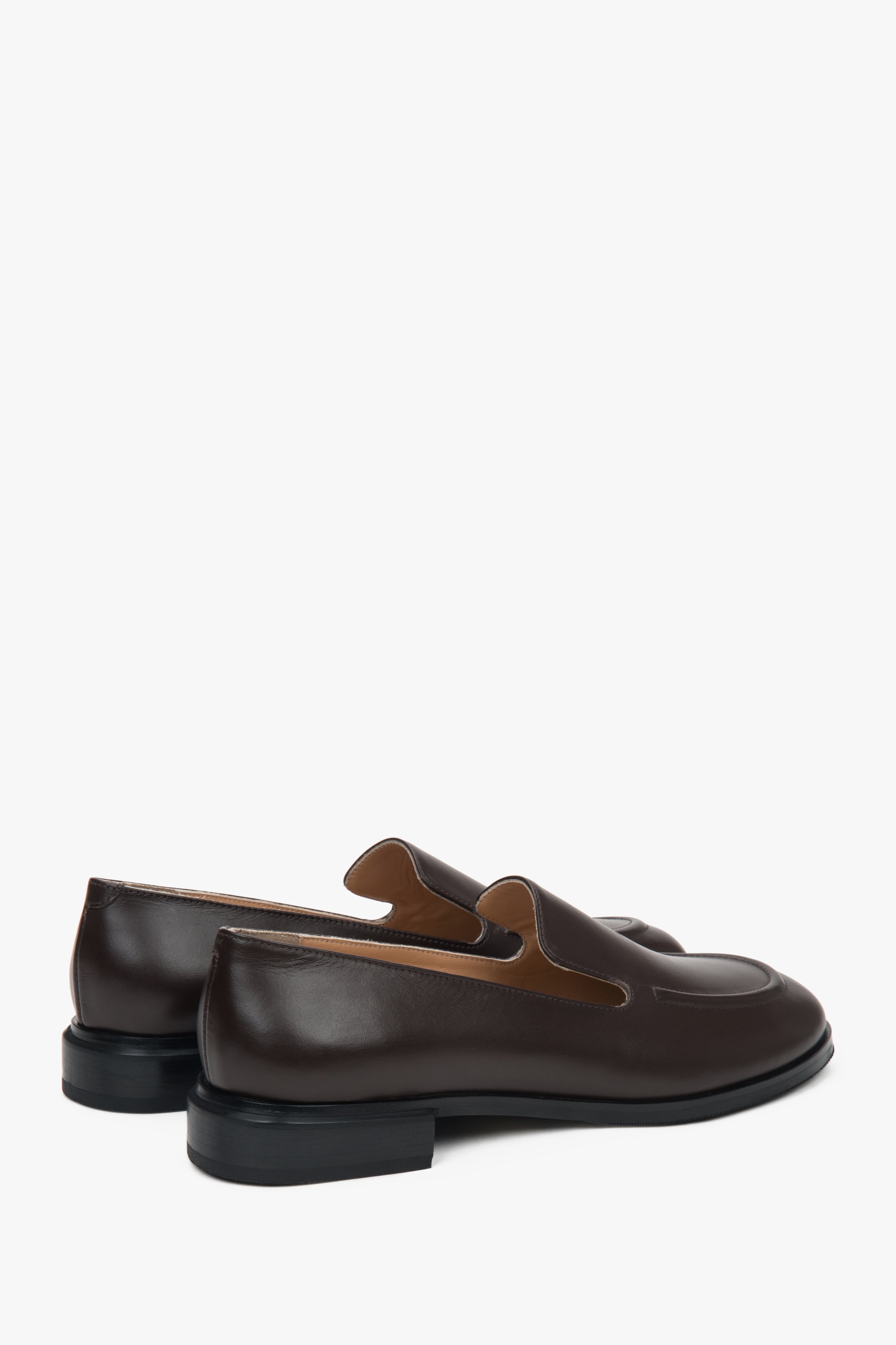 Bequeme und elegante Damen-Loafer von Estro in klassischem Dunkelbraun, aus Echtleder – Nahaufnahme des Absatzes.