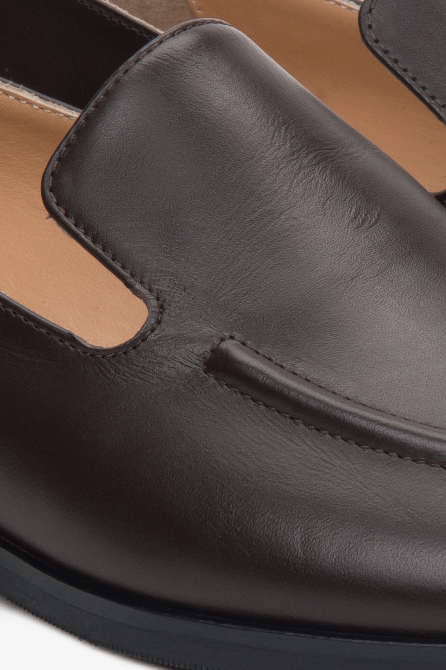 Dunkelbraune Leder-Loafer für Damen von Estro – Details.