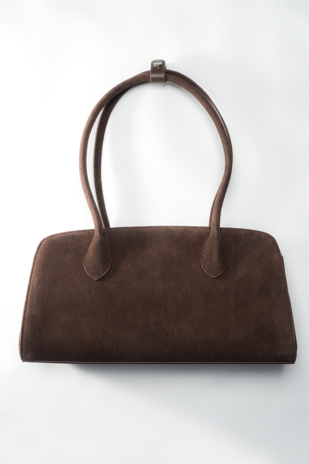 Frontale Ansicht der dunkelbraunen Damen-Schultertasche aus feinem Natur-Veloursleder von Estro.