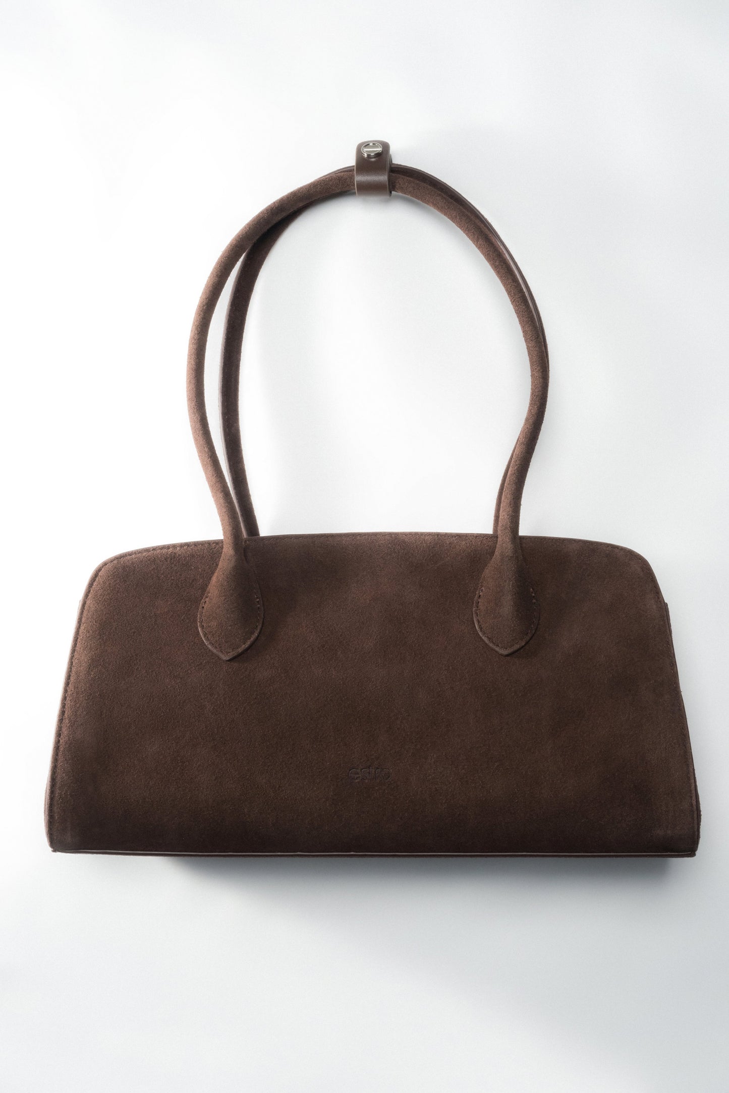 Frontale Ansicht der dunkelbraunen Damen-Schultertasche aus feinem Natur-Veloursleder von Estro.