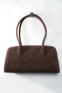 Frontale Ansicht der dunkelbraunen Damen-Schultertasche aus feinem Natur-Veloursleder von Estro.