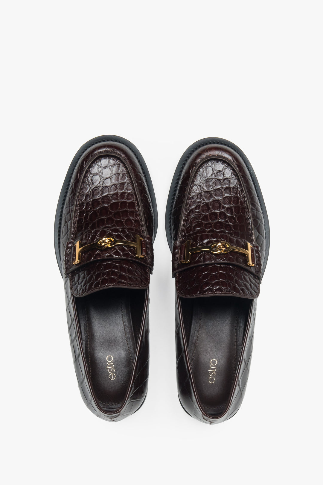Elegante Lack-Loafer in Dunkelbraun mit goldfarbener Zierschnalle.