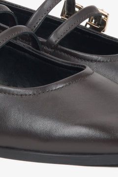 Eine elegante, rechteckige Schnalle als subtiles Luxus-Statement auf klassischen Ballerinas.