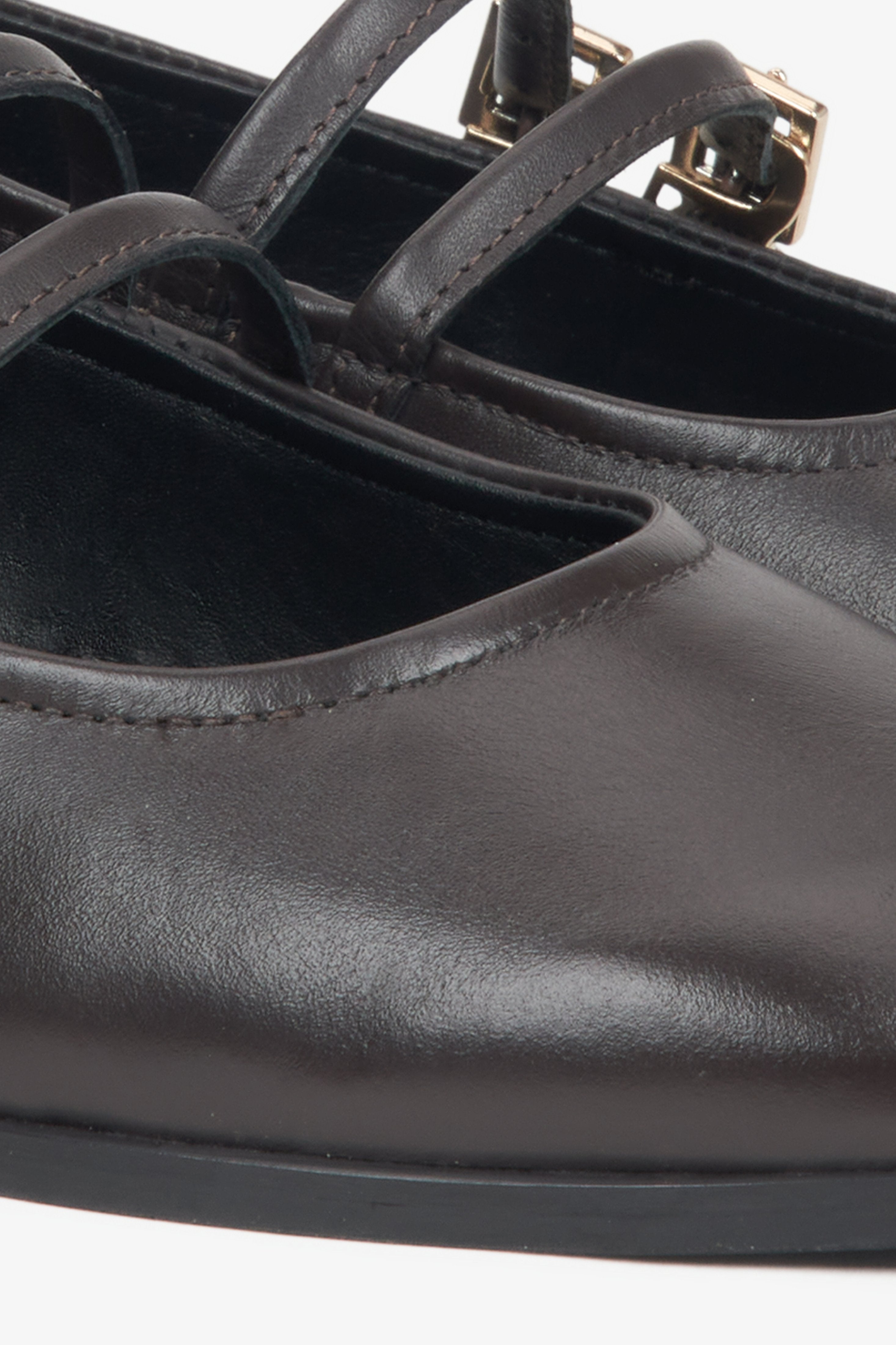 Eine elegante, rechteckige Schnalle als subtiles Luxus-Statement auf klassischen Ballerinas.