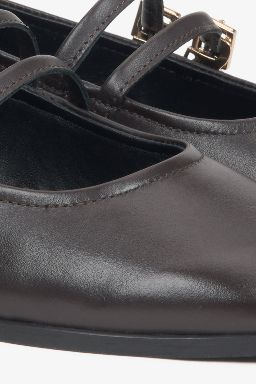 Eine elegante, rechteckige Schnalle als subtiles Luxus-Statement auf klassischen Ballerinas.