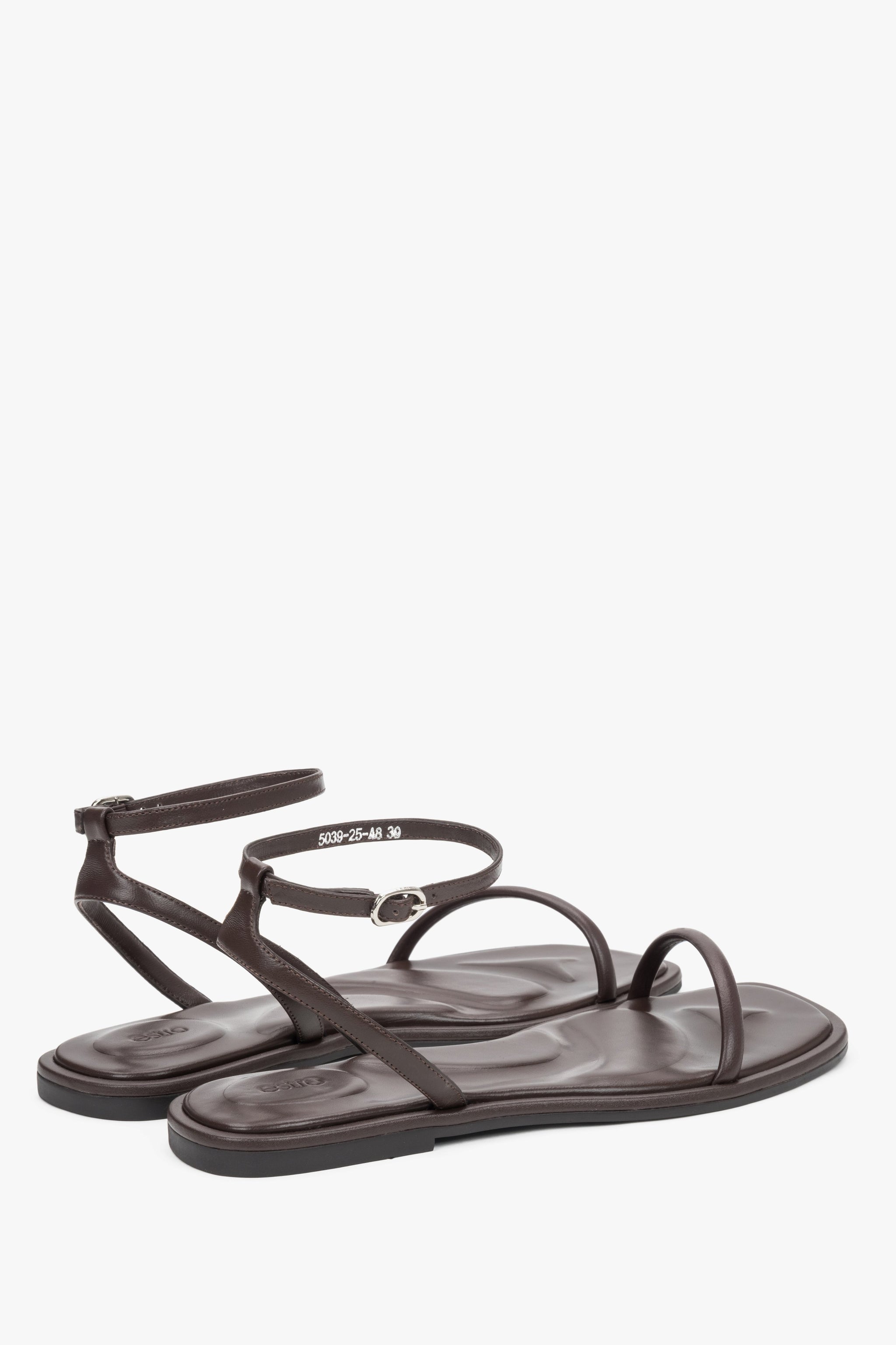 Schräge Ansicht der dunkelbraunen Leder-Sandalen für Damen
