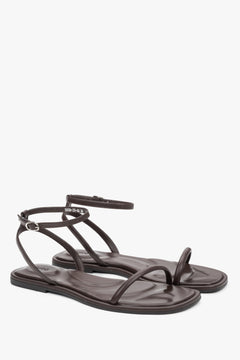 Seitenansicht der dunkelbraunen Leder-Sandalen für Damen von Estro